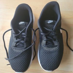 Nike size 5Y Youth Athletic Shoes